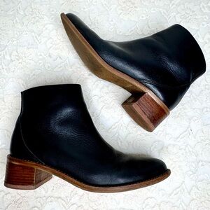 SOLUDOS Black Leather Ankle Booties 1.5” Heel Zipper Boots 7.5